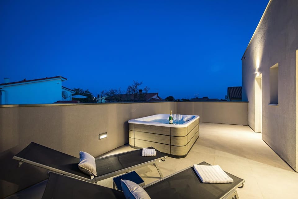 Night, Hot Tub, Seating area