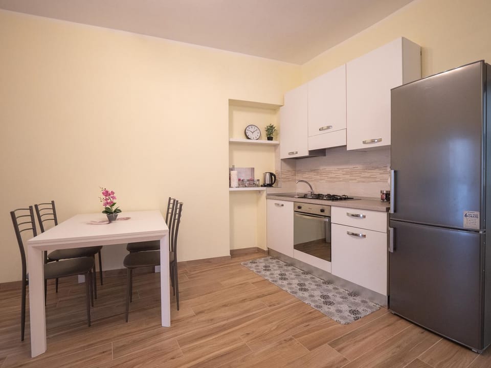Kitchen or kitchenette, Dining area, pet friendly, stove