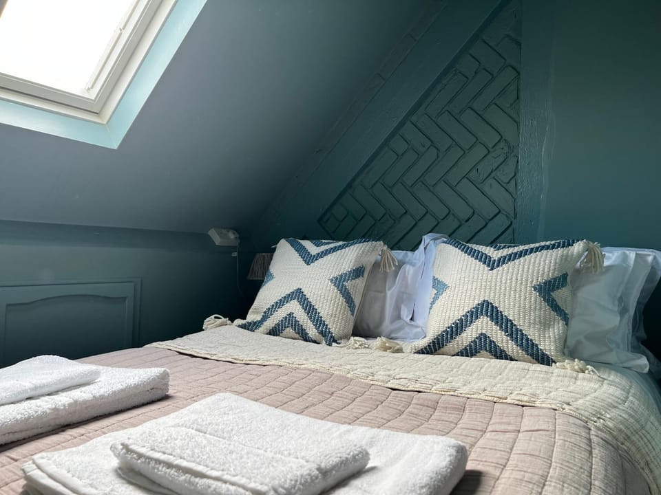 Bed, Photo of the whole room, Bedroom, towels