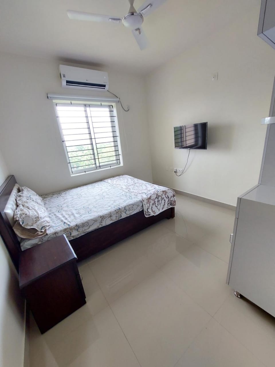 Bed, TV and multimedia, Photo of the whole room, Evening entertainment, Bedroom, fireplace, air conditioner
