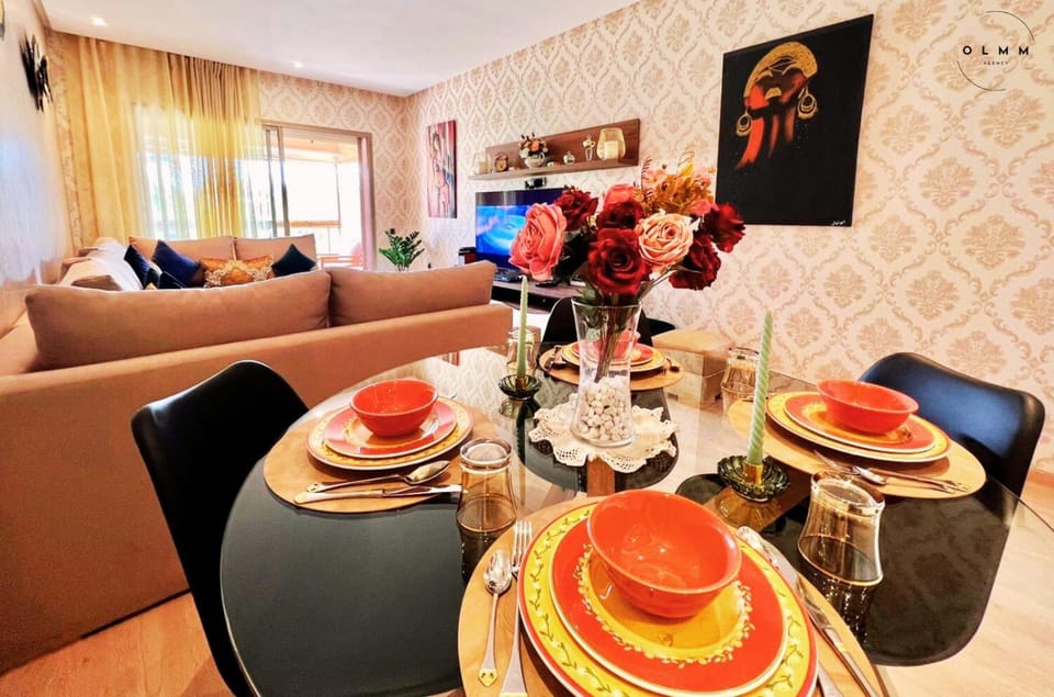 Living room, Food and drinks, Seating area, Dining area, Food