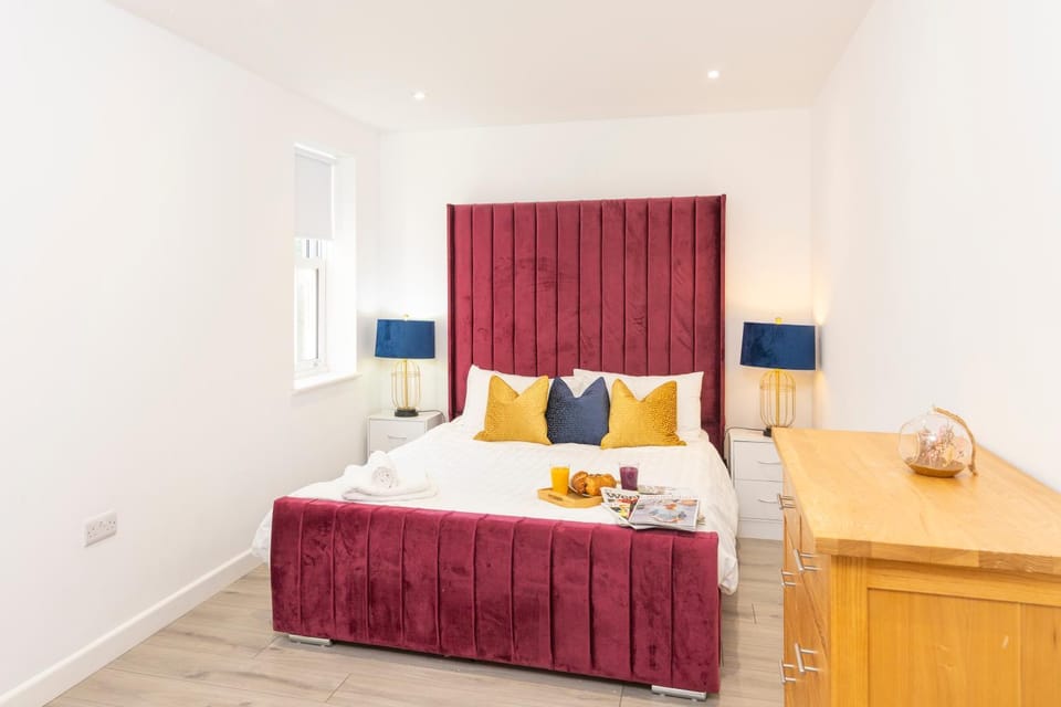 Photo of the whole room, Bedroom, wardrobe