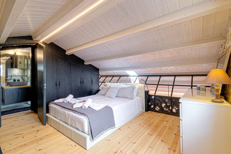 Bed, Bathroom, Photo of the whole room, Bedroom, towels, wardrobe