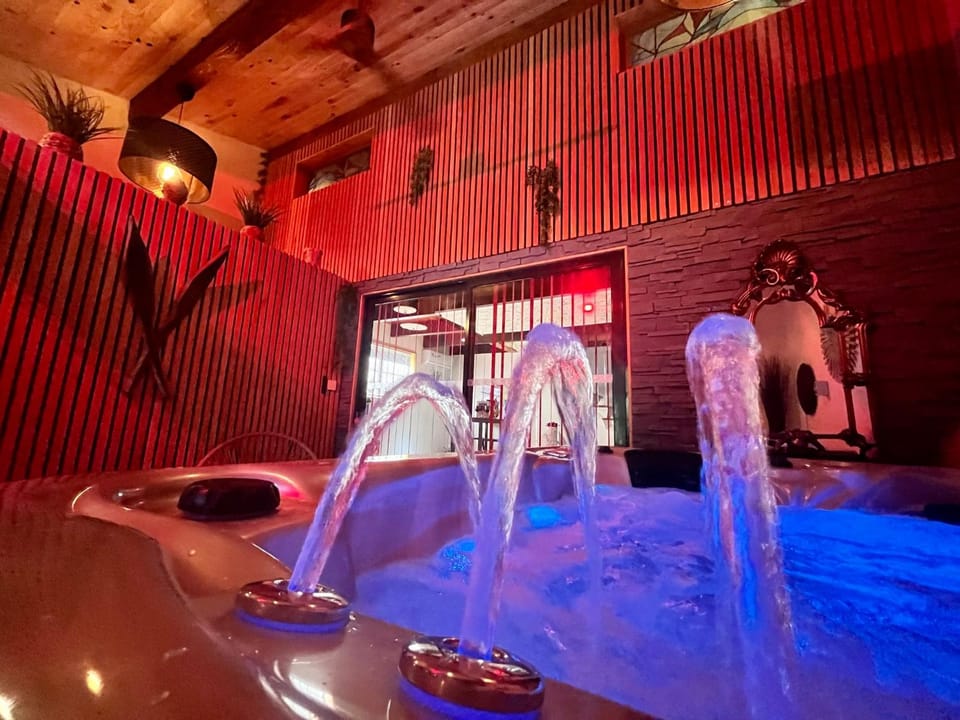 Hot Tub, Decorative detail