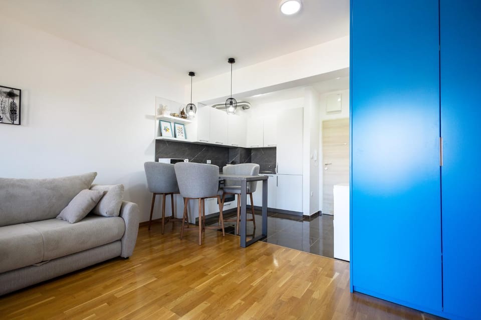 Kitchen or kitchenette, Seating area, Dining area