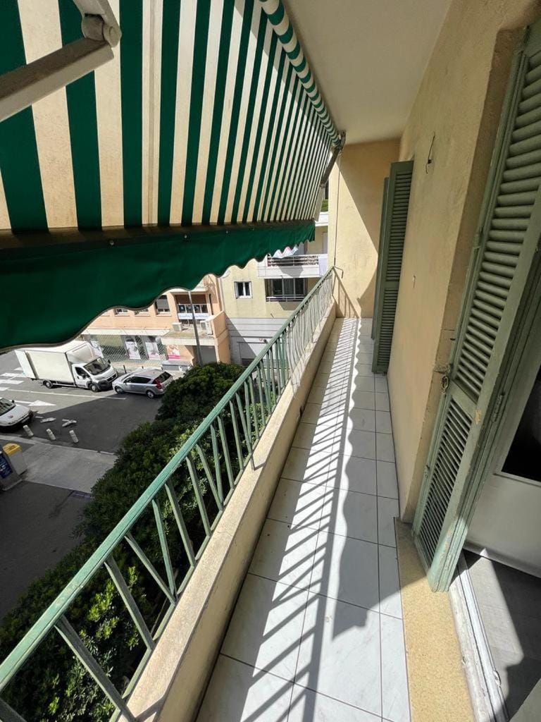 Balcony/Terrace, Street view