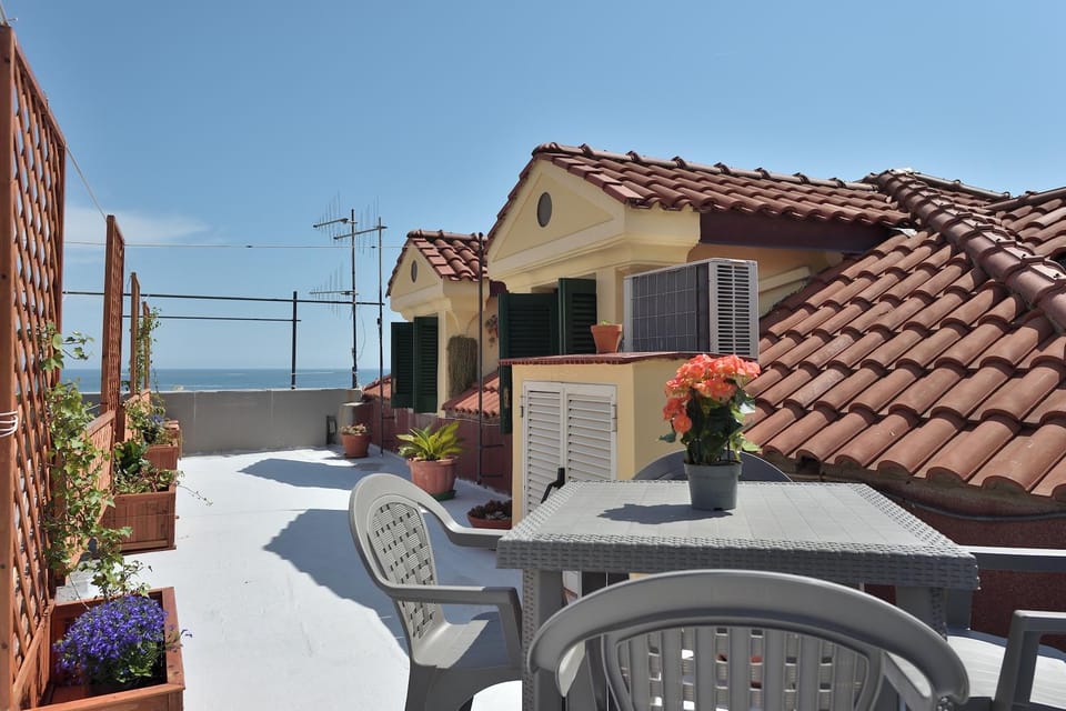 Property building, Natural landscape, Balcony/Terrace, Sea view