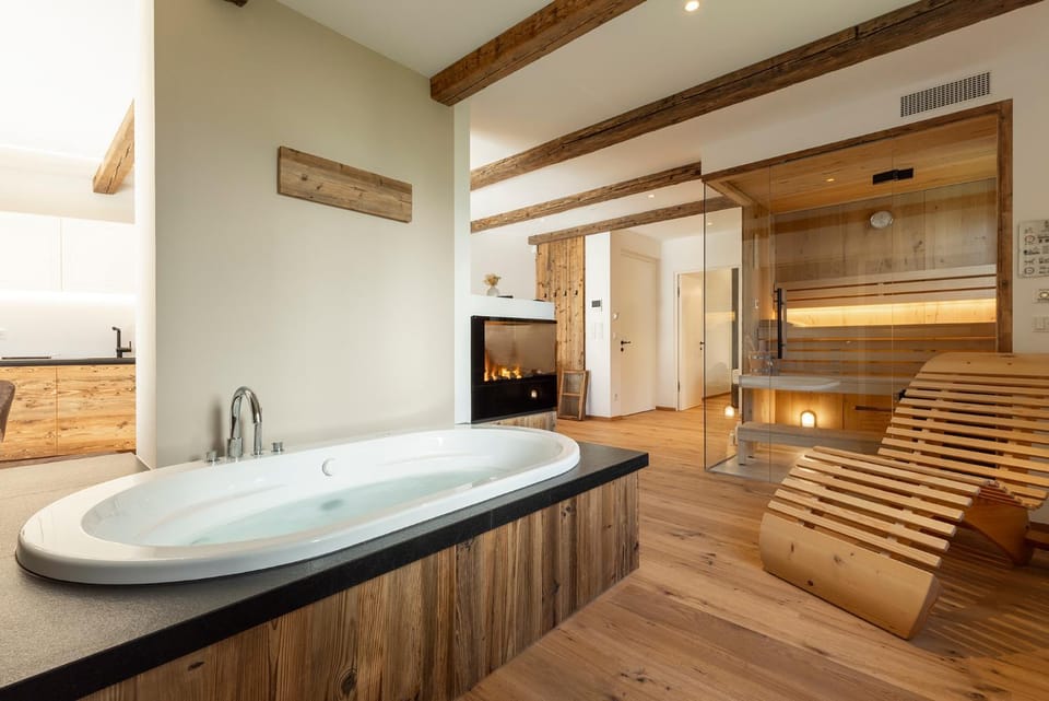 Hot Tub, Sauna, Living room, Bath, fireplace