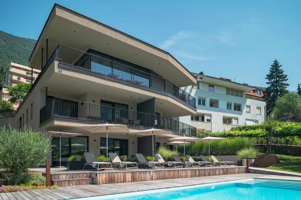 Property building, Garden, Garden view, Swimming pool, sunbed