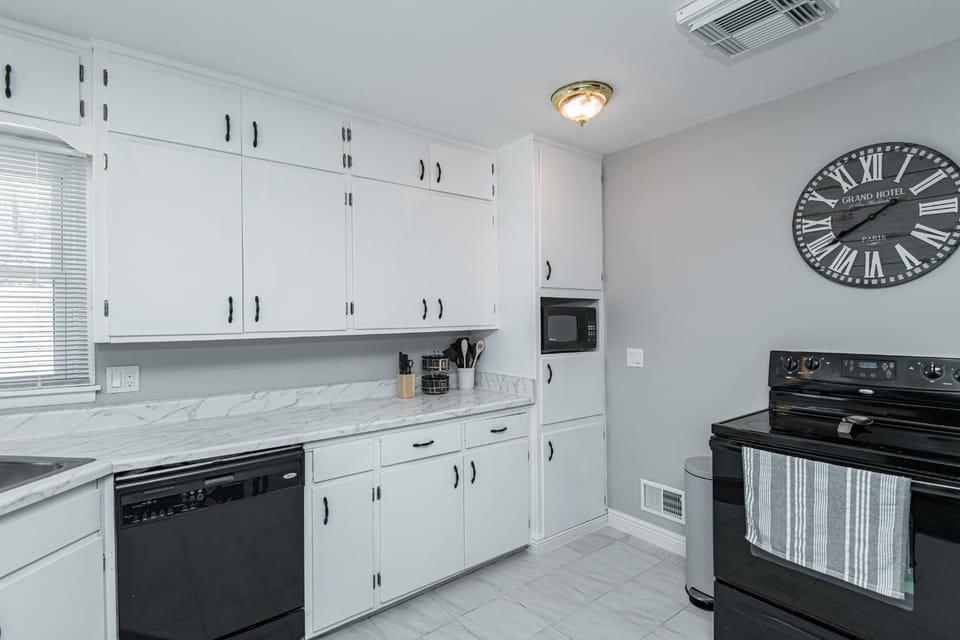 Kitchen or kitchenette, minibar, stove