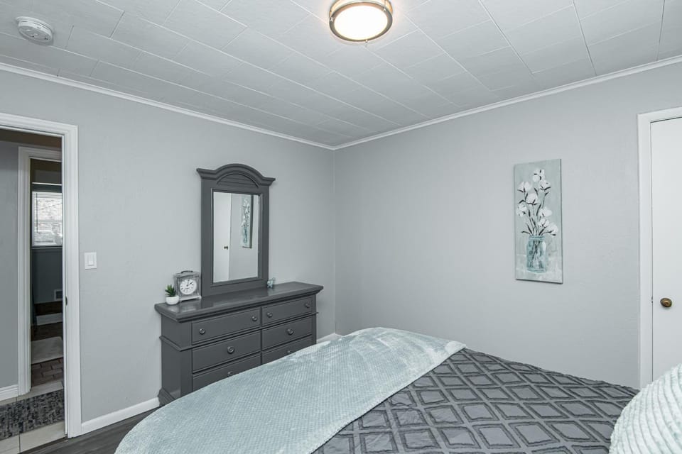 Photo of the whole room, Bedroom