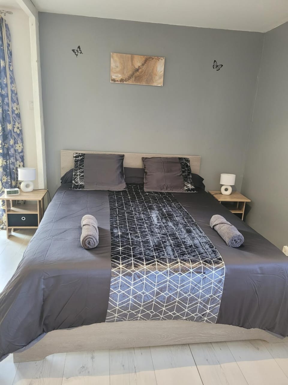 Bed, Bedroom, towels