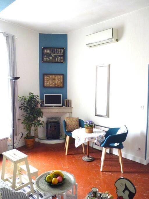 TV and multimedia, Seating area, air conditioner