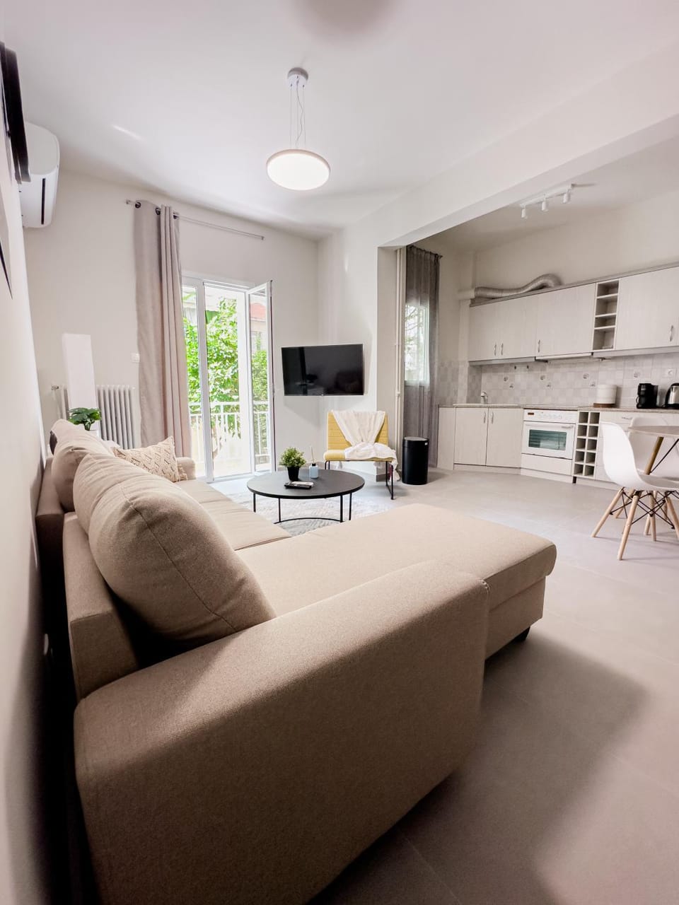 Communal lounge/ TV room, TV and multimedia, Kitchen or kitchenette, Living room, Seating area, Dining area, Evening entertainment