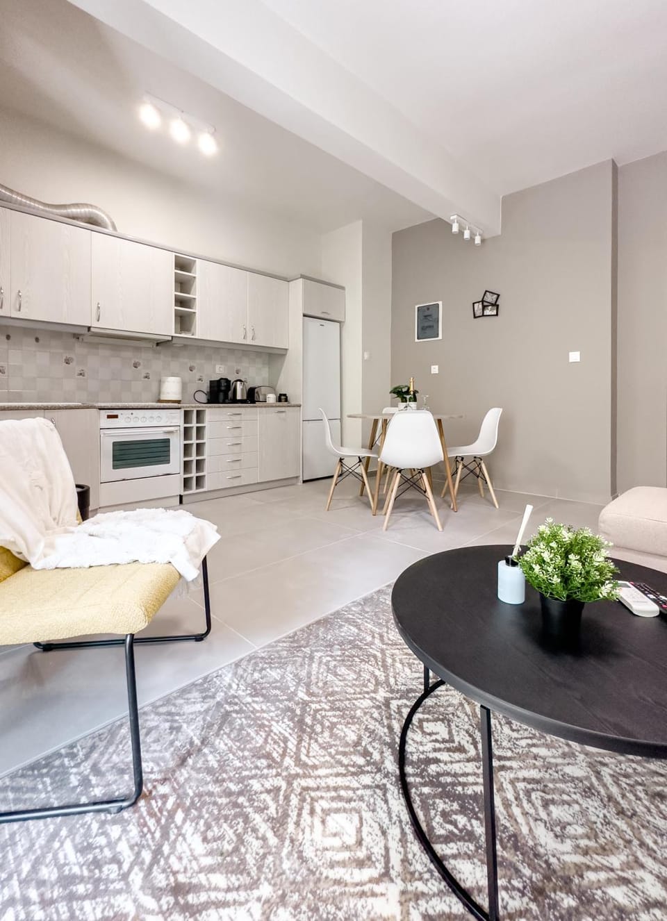Kitchen or kitchenette, Living room, Seating area, Dining area, stove