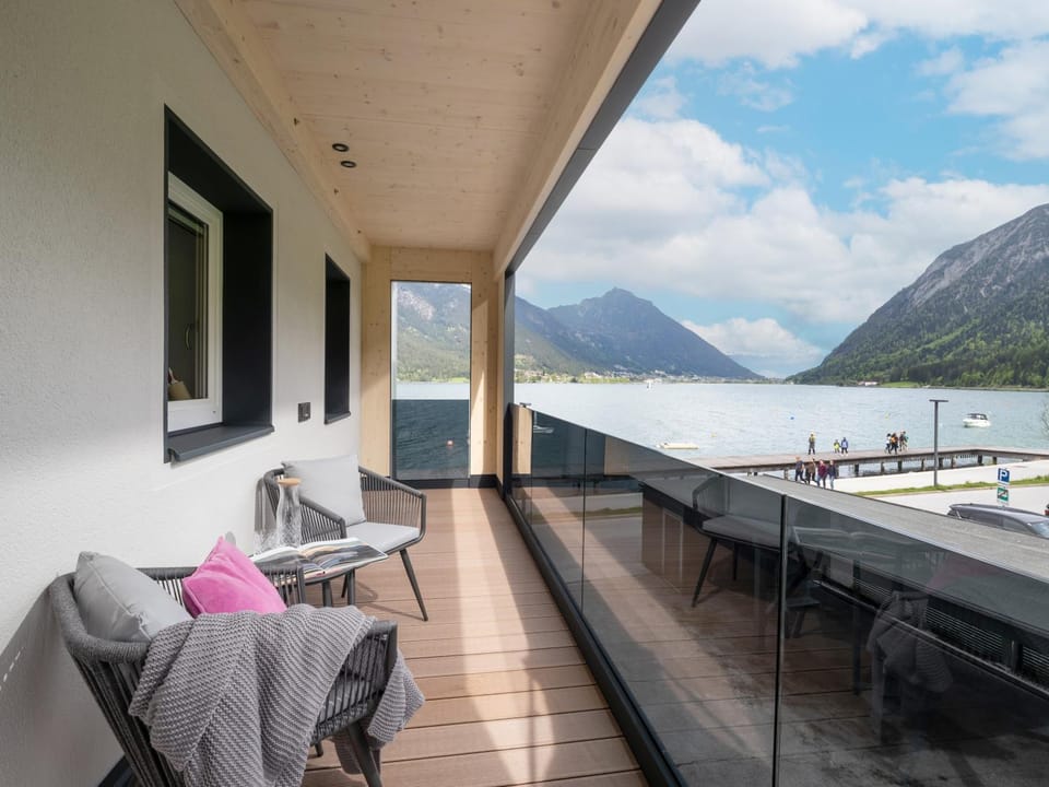 View (from property/room), Balcony/Terrace, Lake view, Mountain view