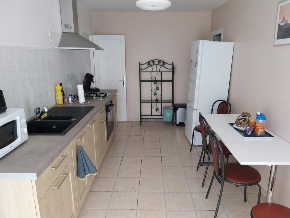 Coffee/tea facilities, Kitchen or kitchenette, Dining area, oven, stove, toaster