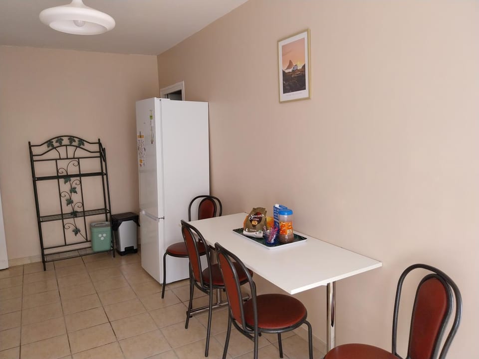 Kitchen or kitchenette, Dining area, oven