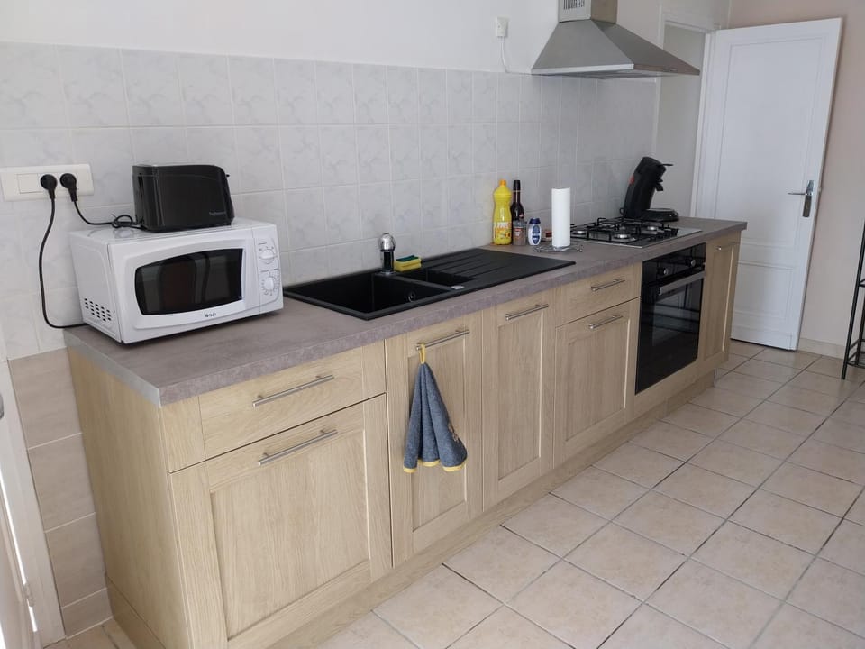 Coffee/tea facilities, Kitchen or kitchenette, stove, toaster, washing machine