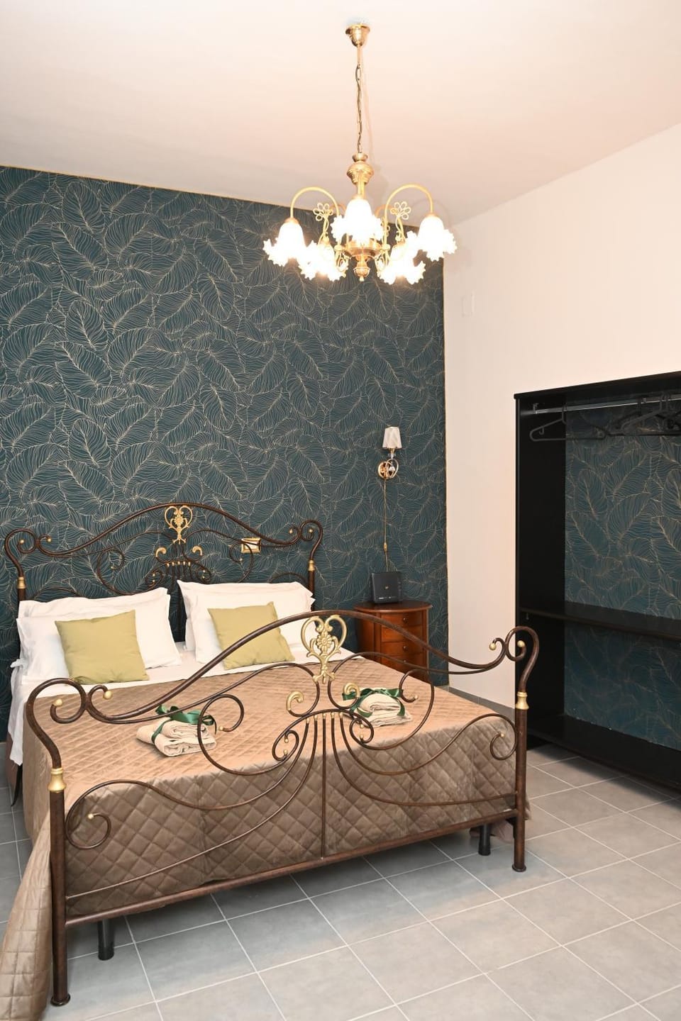 Bed, Photo of the whole room, Seating area, Bedroom
