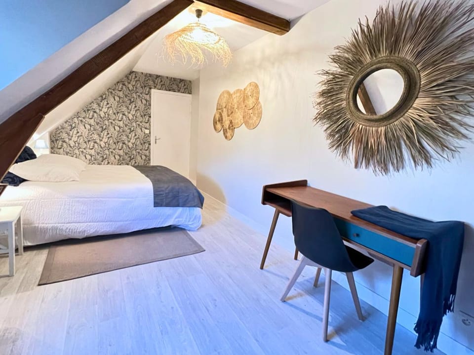 Photo of the whole room, Seating area, Bedroom