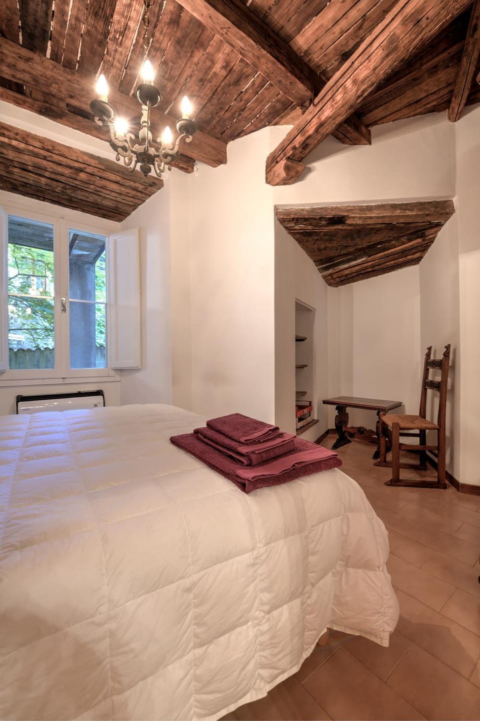 Photo of the whole room, Bedroom, towels