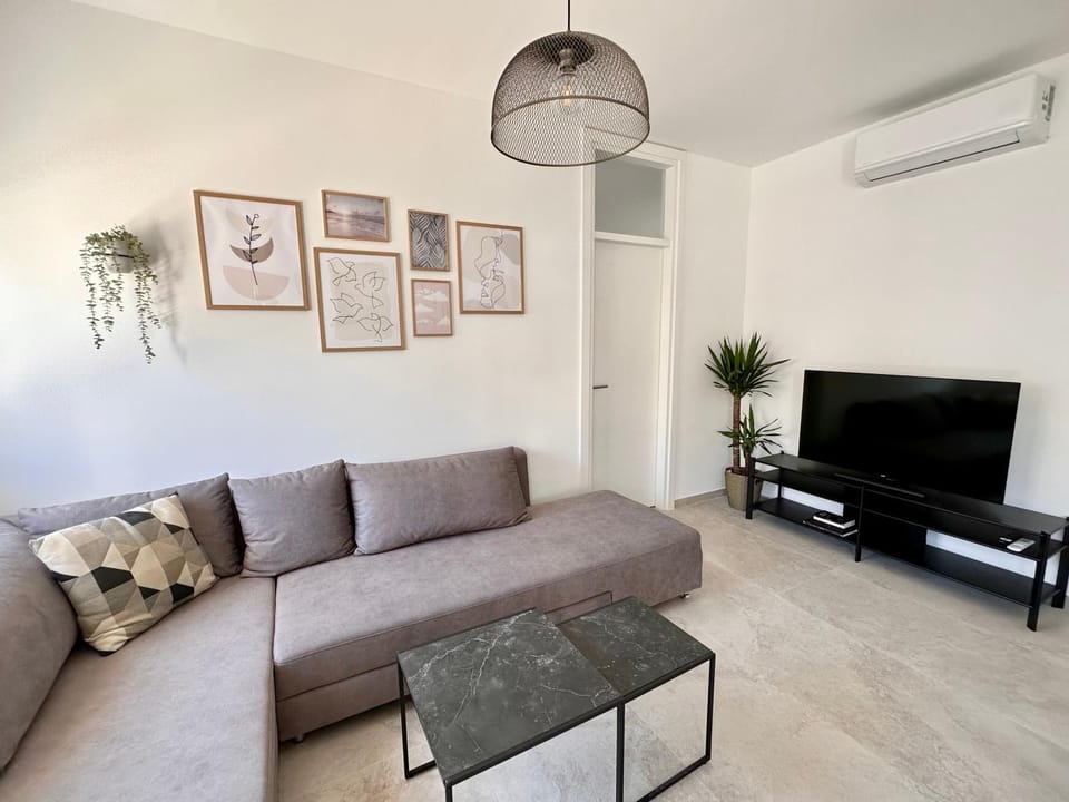 TV and multimedia, Living room, Seating area, air conditioner