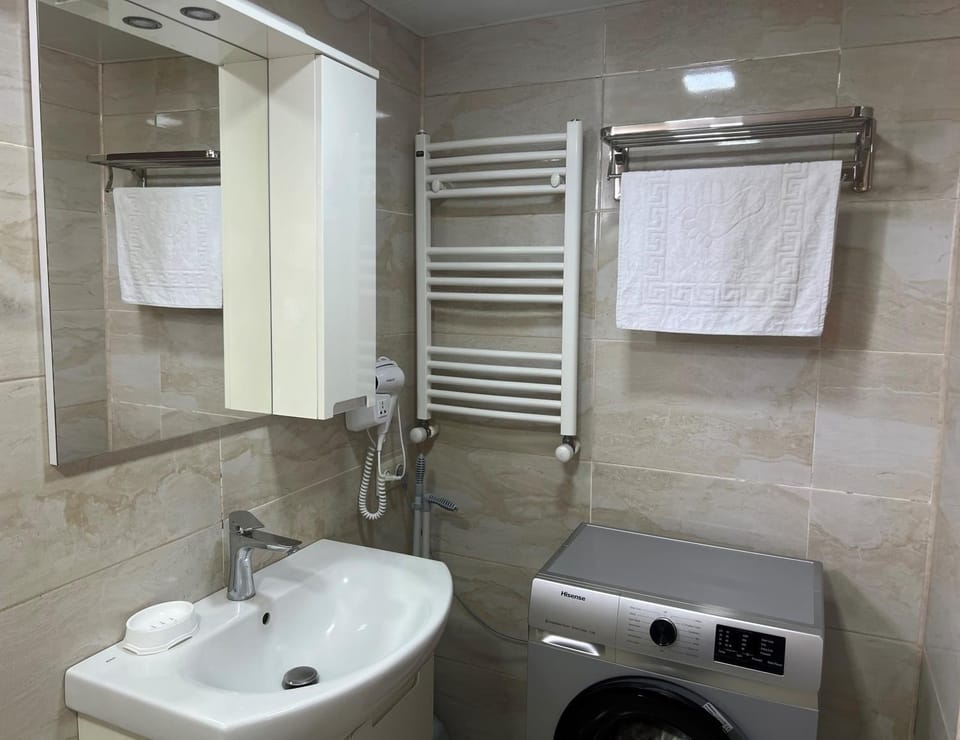 Shower, Toilet, Bathroom, towels, washing machine