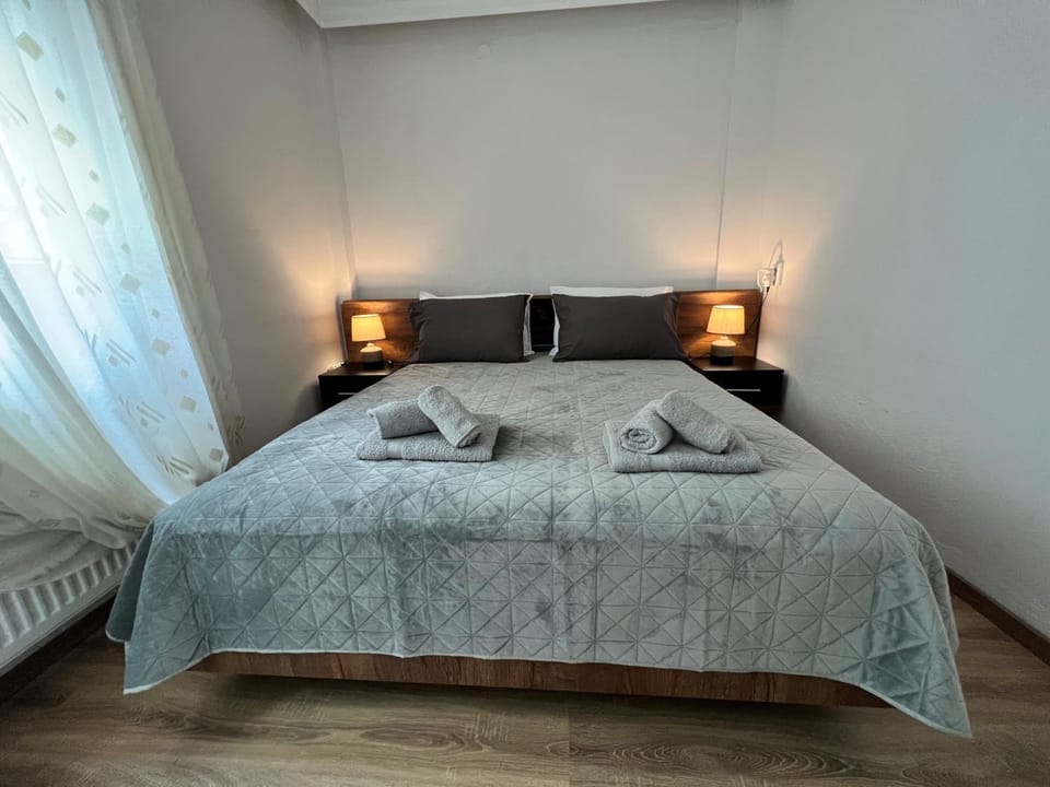 Bed, Photo of the whole room, Bedroom, towels