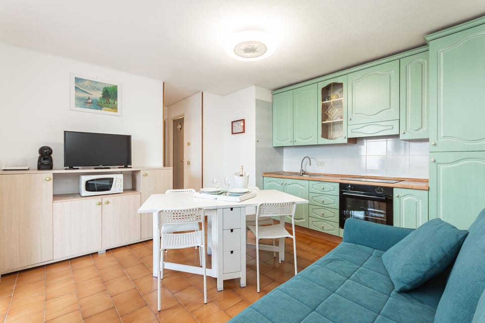 TV and multimedia, Kitchen or kitchenette, Living room, Seating area, Dining area, oven, stove