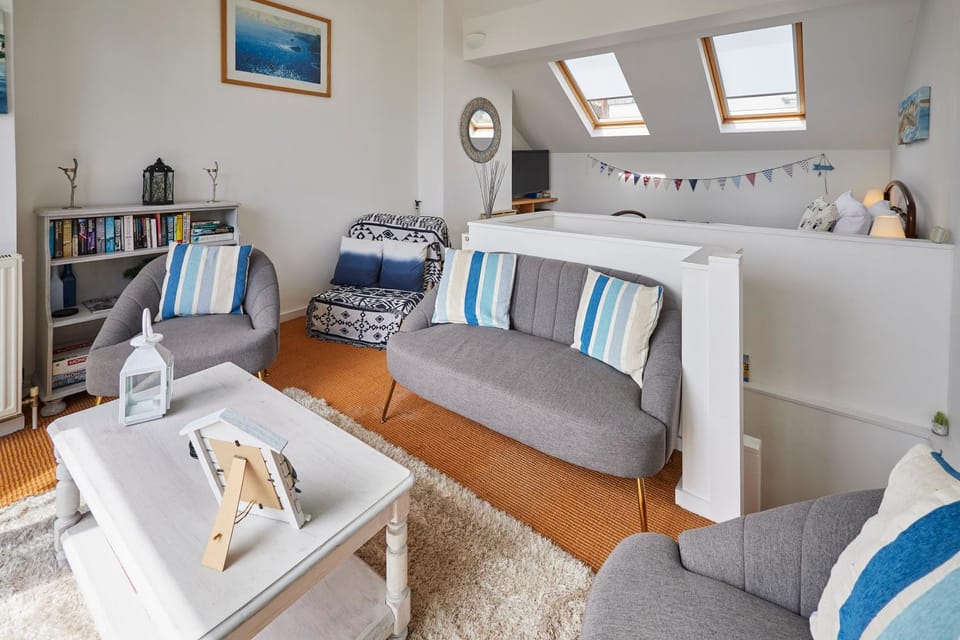 Bed, Seating area, Bedroom