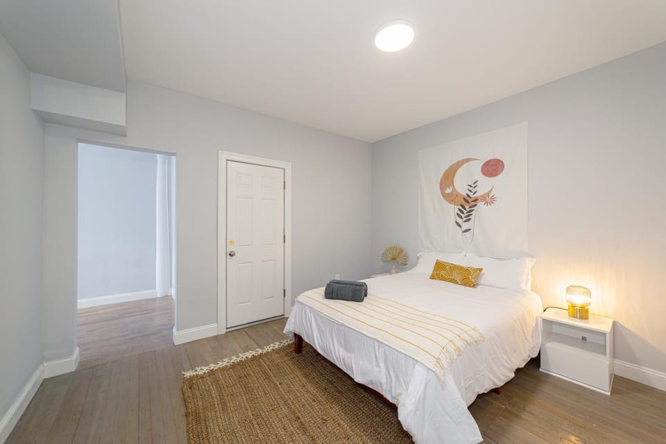 The East Rock, 4BR, On-site Parking, Washer & Dryer, Walk to Yale Apartment in New Haven