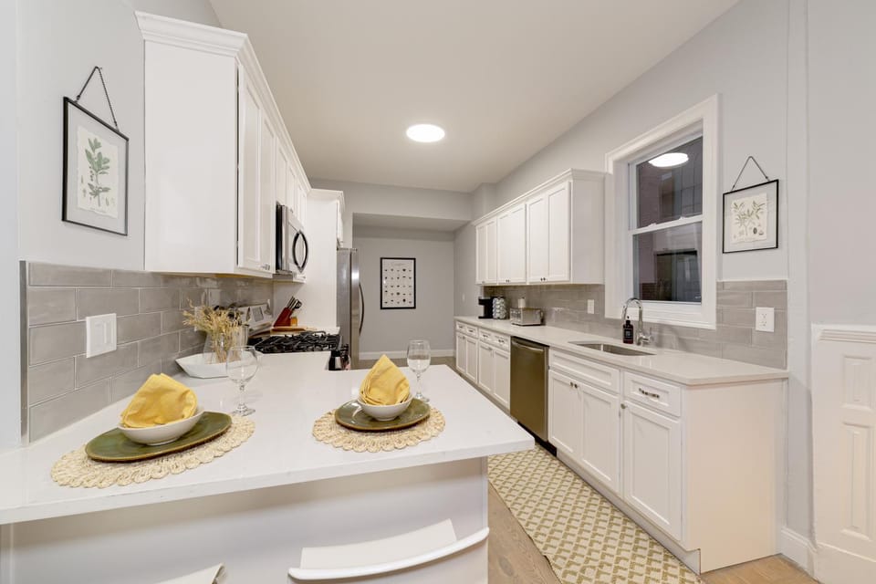 The East Rock, 4BR, On-site Parking, Washer & Dryer, Walk to Yale Apartment in New Haven