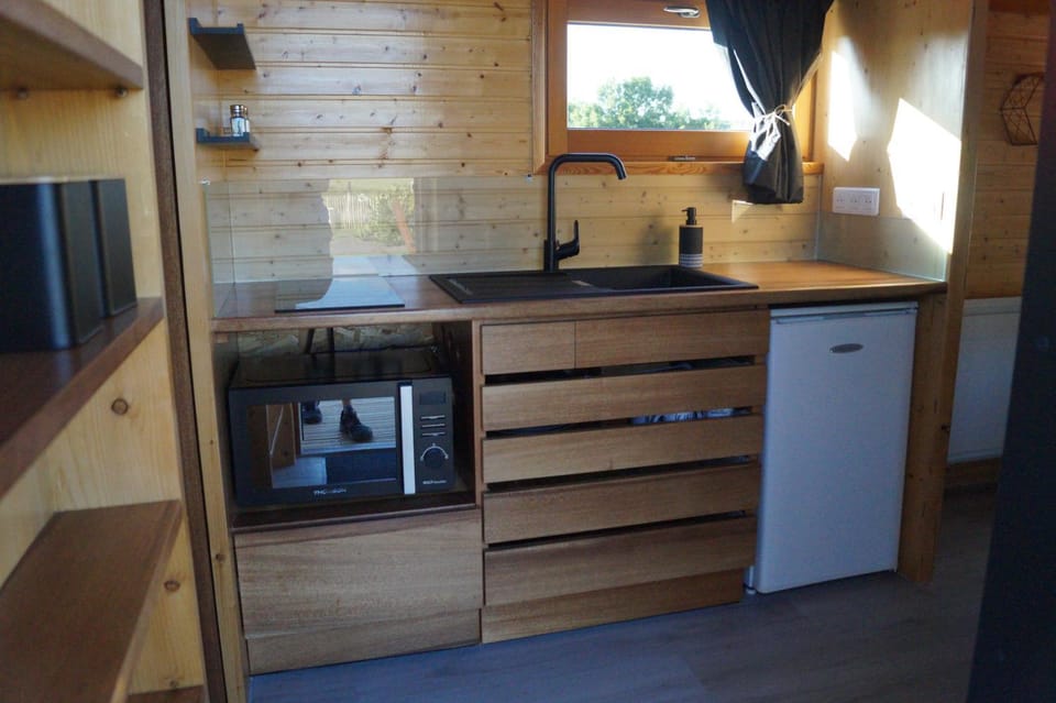 Kitchen or kitchenette, minibar