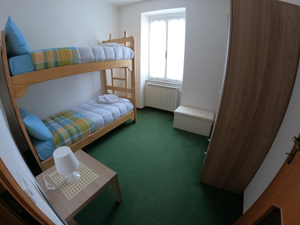 Bedroom, bunk bed