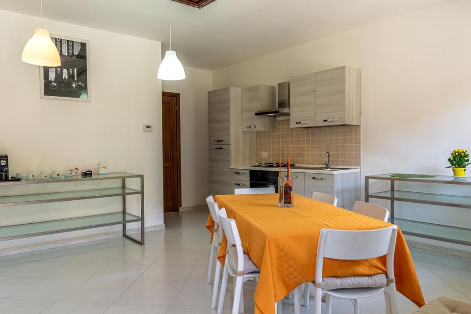 Kitchen or kitchenette, Dining area, pet friendly, stove