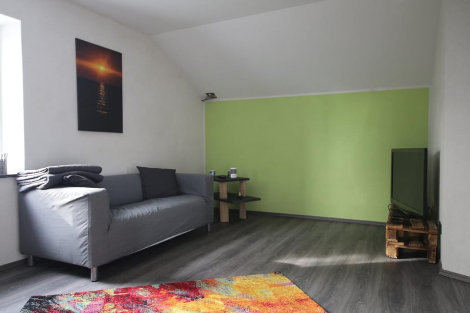 TV and multimedia, Seating area, Bedroom
