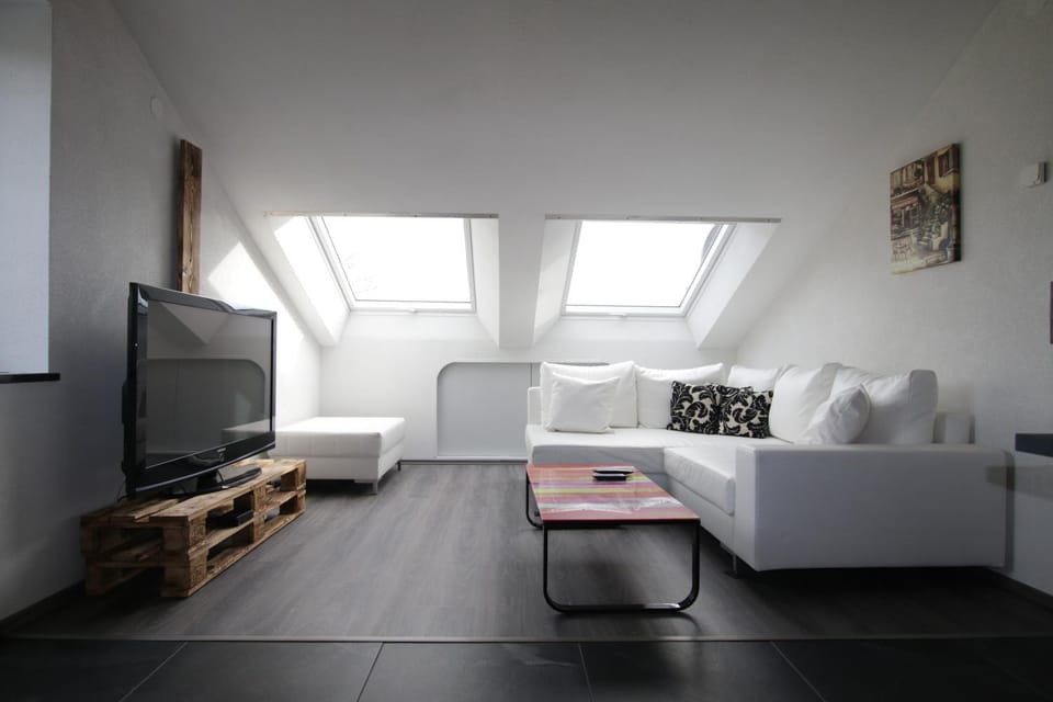 TV and multimedia, Living room, Seating area, Evening entertainment