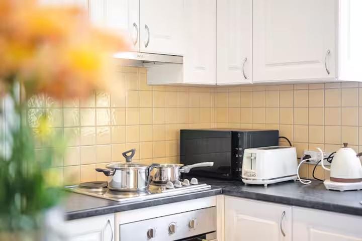 Cammeray Stay Above a Trendy Café, 2 free Cup Per day Apartment in Sydney