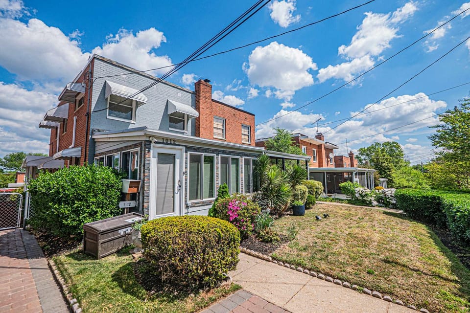 Gorgeous Home Tucked Away in Greener Part of Town Transit-Friendly House in District of Columbia