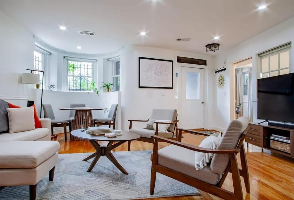 Fancy 1-BR in Central Location Parking available House in District of Columbia