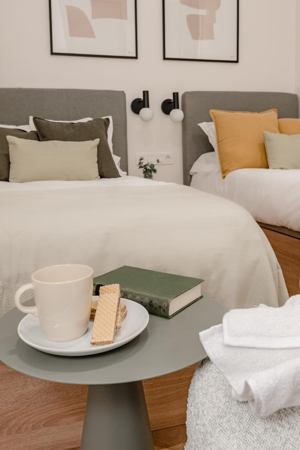 Coffee/tea facilities, Living room, Food and drinks, Photo of the whole room, Seating area, Bedroom