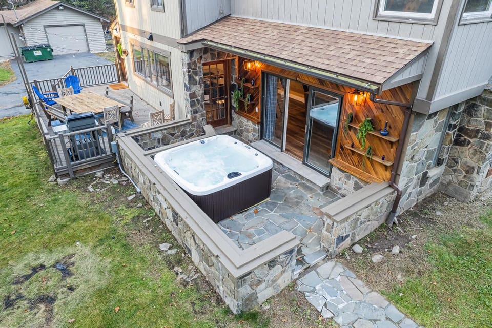Property building, Patio, Spring, Day, Natural landscape, BBQ facilities, Garden, Hot Tub, Dining area, Garden view, sunbed