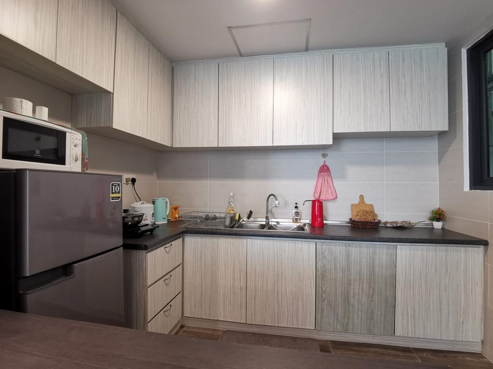 Kitchen or kitchenette, minibar
