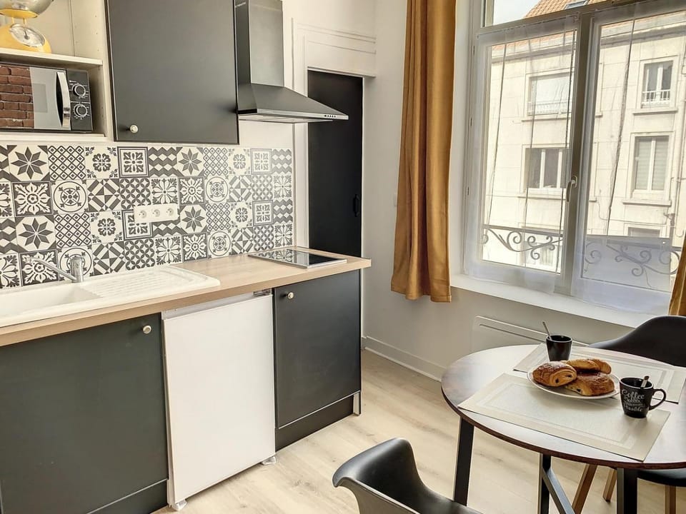 Kitchen or kitchenette, Dining area