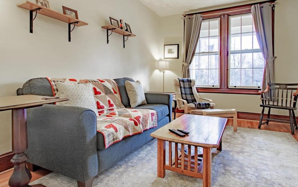 The E St Retreat Lovely 3-BR Nestled between H St & Eastern Market House in District of Columbia