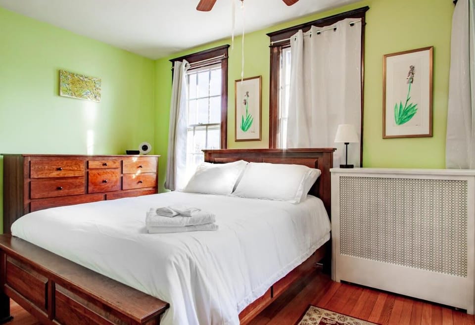 The E St Retreat Lovely 3-BR Nestled between H St & Eastern Market House in District of Columbia