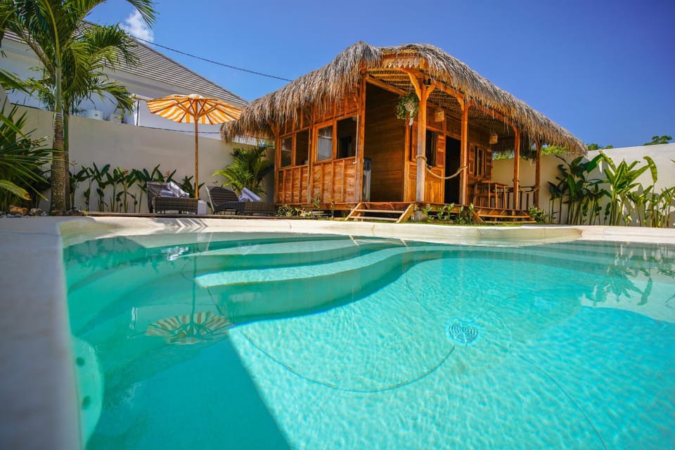 Property building, Day, Pool view, Swimming pool, sunbed