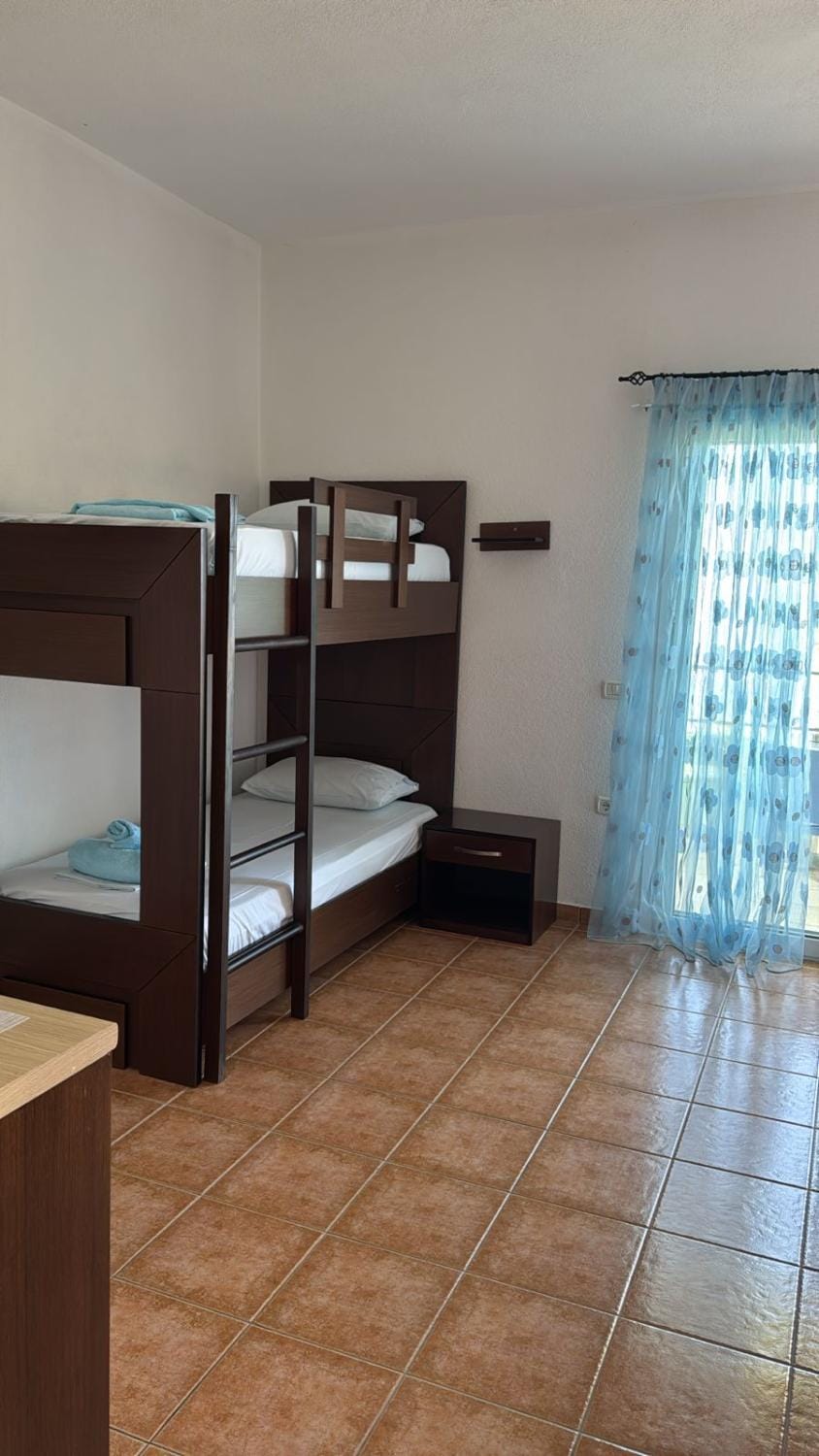 Bedroom, bunk bed