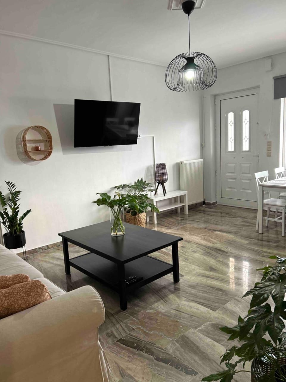 TV and multimedia, Living room, Seating area, Dining area